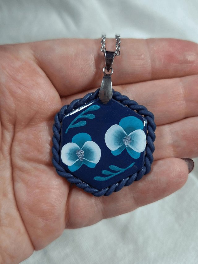 Pendentif Flora - Fleurs bleues (hexagone)