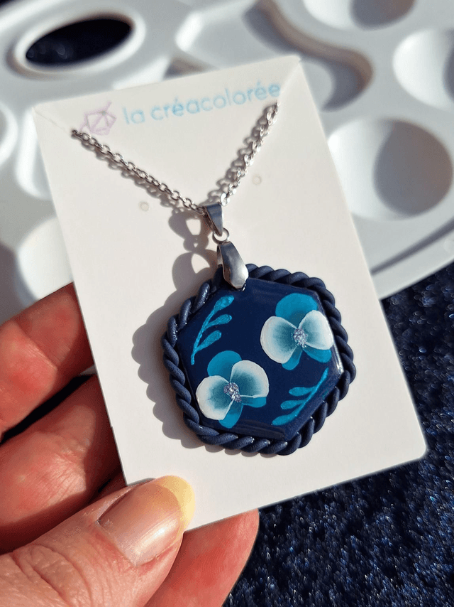 Pendentif Flora - Fleurs bleues (hexagone)