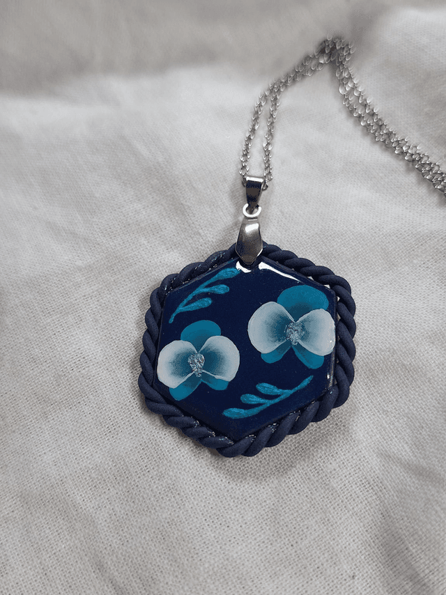 Pendentif Flora - Fleurs bleues (hexagone)