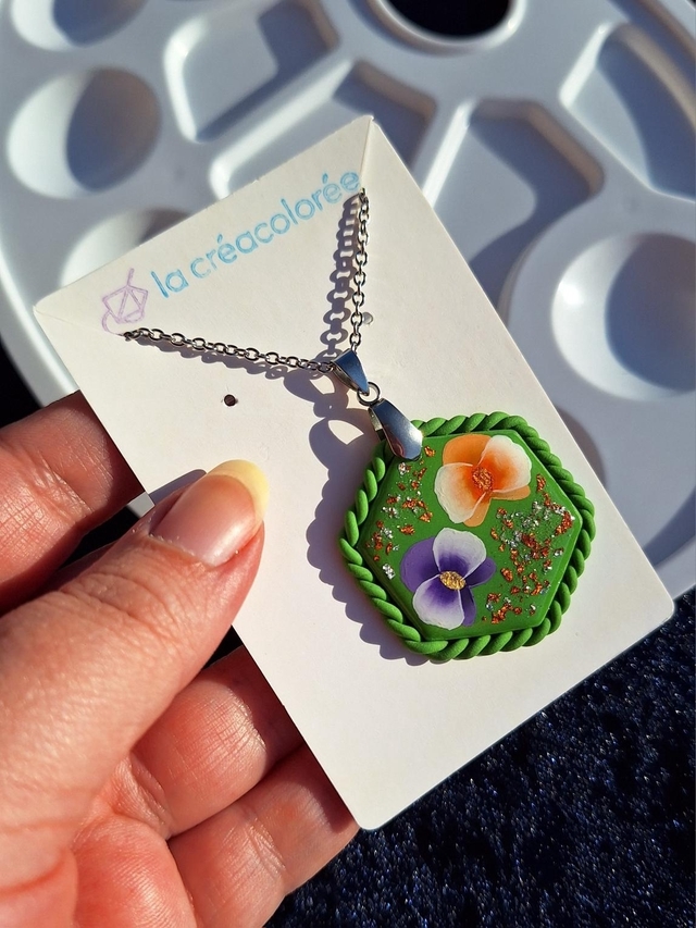 Pendentif Flora - Fleurs oranges et violettes (hexagone)