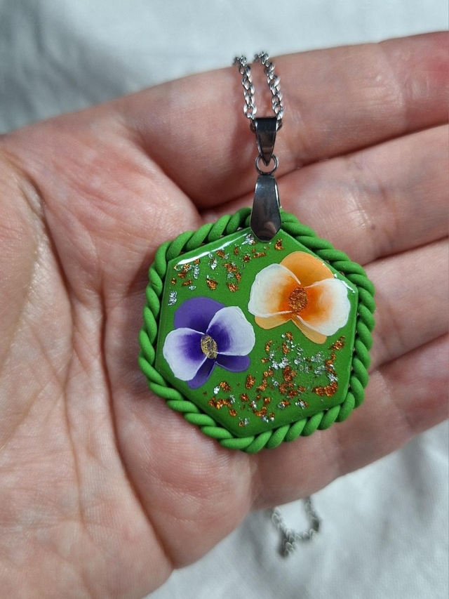 Pendentif Flora - Fleurs oranges et violettes (hexagone)